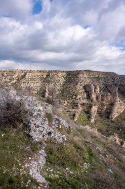 Tasyaran Vadisi Doğal Park Kanyonu 'nun (Tasyaran Vadisi, Kanyonu) kaya oluşumlarının panorama manzarası. Usak (Usak), Türkiye 'de kurulmuş