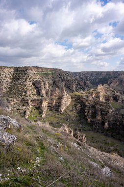 Tasyaran Vadisi Doğal Park Kanyonu 'nun (Tasyaran Vadisi, Kanyonu) kaya oluşumlarının panorama manzarası. Usak (Usak), Türkiye 'de kurulmuş
