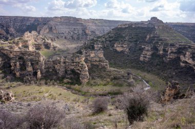 Tasyaran Vadisi Doğal Park Kanyonu 'nun (Tasyaran Vadisi, Kanyonu) kaya oluşumlarının panorama manzarası. Usak (Usak), Türkiye 'de kurulmuş