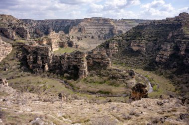 Tasyaran Vadisi Doğal Park Kanyonu 'nun (Tasyaran Vadisi, Kanyonu) kaya oluşumlarının panorama manzarası. Usak (Usak), Türkiye 'de kurulmuş