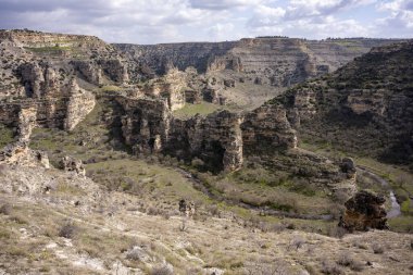 Tasyaran Vadisi Doğal Park Kanyonu 'nun (Tasyaran Vadisi, Kanyonu) kaya oluşumlarının panorama manzarası. Usak (Usak), Türkiye 'de kurulmuş