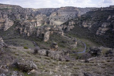 Tasyaran Vadisi Doğal Park Kanyonu 'nun (Tasyaran Vadisi, Kanyonu) kaya oluşumlarının panorama manzarası. Usak (Usak), Türkiye 'de kurulmuş