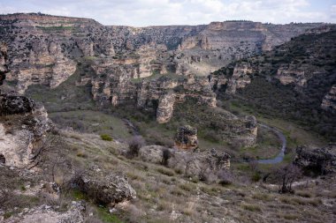 Tasyaran Vadisi Doğal Park Kanyonu 'nun (Tasyaran Vadisi, Kanyonu) kaya oluşumlarının panorama manzarası. Usak (Usak), Türkiye 'de kurulmuş
