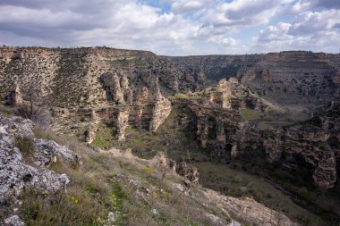 Tasyaran Vadisi Doğal Park Kanyonu 'nun (Tasyaran Vadisi, Kanyonu) kaya oluşumlarının panorama manzarası. Usak (Usak), Türkiye 'de kurulmuş