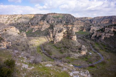 Tasyaran Vadisi Doğal Park Kanyonu 'nun (Tasyaran Vadisi, Kanyonu) kaya oluşumlarının panorama manzarası. Usak (Usak), Türkiye 'de kurulmuş