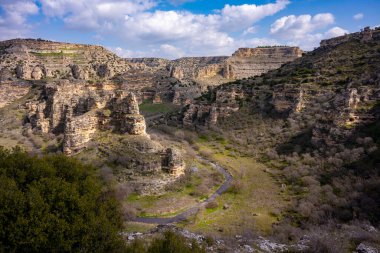 Tasyaran Vadisi Doğal Park Kanyonu 'nun (Tasyaran Vadisi, Kanyonu) kaya oluşumlarının panorama manzarası. Usak (Usak), Türkiye 'de kurulmuş