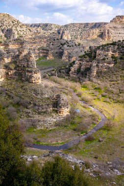 Tasyaran Vadisi Doğal Park Kanyonu 'nun (Tasyaran Vadisi, Kanyonu) kaya oluşumlarının panorama manzarası. Usak (Usak), Türkiye 'de kurulmuş