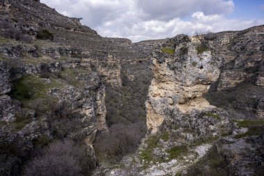 Tasyaran Vadisi Doğal Park Kanyonu 'nun (Tasyaran Vadisi, Kanyonu) kaya oluşumlarının panorama manzarası. Usak (Usak), Türkiye 'de kurulmuş