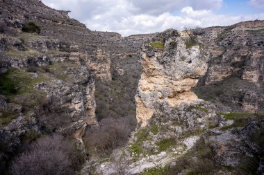 Tasyaran Vadisi Doğal Park Kanyonu 'nun (Tasyaran Vadisi, Kanyonu) kaya oluşumlarının panorama manzarası. Usak (Usak), Türkiye 'de kurulmuş