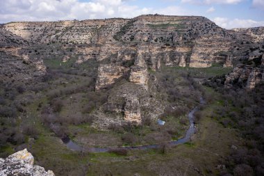Tasyaran Vadisi Doğal Park Kanyonu 'nun (Tasyaran Vadisi, Kanyonu) kaya oluşumlarının panorama manzarası. Usak (Usak), Türkiye 'de kurulmuş