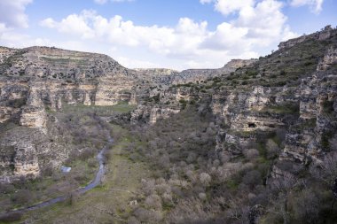 Tasyaran Vadisi Doğal Park Kanyonu 'nun (Tasyaran Vadisi, Kanyonu) kaya oluşumlarının panorama manzarası. Usak (Usak), Türkiye 'de kurulmuş