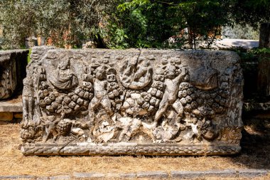 Afrodizyalıların Afrodit 'i (Afrodisias), yerel bir Anadolu, antik doğurganlık tanrıçasıyla aşk ve güzellik tanrıçası Helenik Afrodit' in özelliklerini birleştirmiştir. Geyre, Karacasu Aydın 