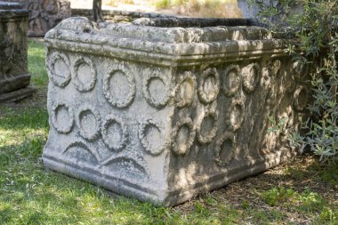 Afrodizyalıların Afrodit 'i (Afrodisias), yerel bir Anadolu, antik doğurganlık tanrıçasıyla aşk ve güzellik tanrıçası Helenik Afrodit' in özelliklerini birleştirmiştir. Geyre, Karacasu Aydın 