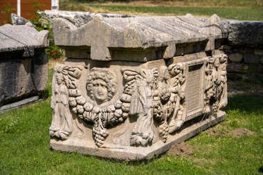 Afrodizyalıların Afrodit 'i (Afrodisias), yerel bir Anadolu, antik doğurganlık tanrıçasıyla aşk ve güzellik tanrıçası Helenik Afrodit' in özelliklerini birleştirmiştir. Geyre, Karacasu Aydın 