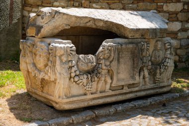 Afrodizyalıların Afrodit 'i (Afrodisias), yerel bir Anadolu, antik doğurganlık tanrıçasıyla aşk ve güzellik tanrıçası Helenik Afrodit' in özelliklerini birleştirmiştir. Geyre, Karacasu Aydın 