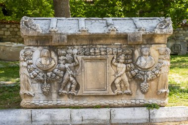 Afrodizyalıların Afrodit 'i (Afrodisias), yerel bir Anadolu, antik doğurganlık tanrıçasıyla aşk ve güzellik tanrıçası Helenik Afrodit' in özelliklerini birleştirmiştir. Geyre, Karacasu Aydın 