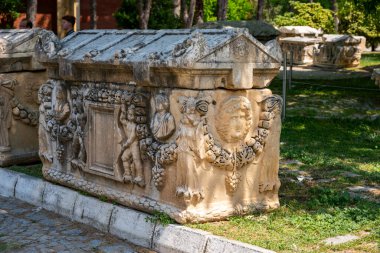 Afrodizyalıların Afrodit 'i (Afrodisias), yerel bir Anadolu, antik doğurganlık tanrıçasıyla aşk ve güzellik tanrıçası Helenik Afrodit' in özelliklerini birleştirmiştir. Geyre, Karacasu Aydın 