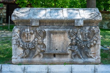 Afrodizyalıların Afrodit 'i (Afrodisias), yerel bir Anadolu, antik doğurganlık tanrıçasıyla aşk ve güzellik tanrıçası Helenik Afrodit' in özelliklerini birleştirmiştir. Geyre, Karacasu Aydın 