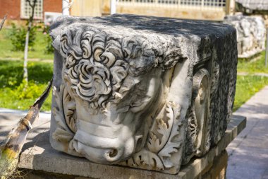 Afrodizyalıların Afrodit 'i (Afrodisias), yerel bir Anadolu, antik doğurganlık tanrıçasıyla aşk ve güzellik tanrıçası Helenik Afrodit' in özelliklerini birleştirmiştir. Geyre, Karacasu Aydın 