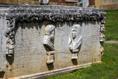 Afrodizyalıların Afrodit 'i (Afrodisias), yerel bir Anadolu, antik doğurganlık tanrıçasıyla aşk ve güzellik tanrıçası Helenik Afrodit' in özelliklerini birleştirmiştir. Geyre, Karacasu Aydın 