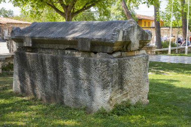 Afrodizyalıların Afrodit 'i (Afrodisias), yerel bir Anadolu, antik doğurganlık tanrıçasıyla aşk ve güzellik tanrıçası Helenik Afrodit' in özelliklerini birleştirmiştir. Geyre, Karacasu Aydın 