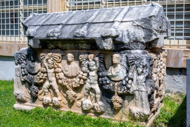Afrodizyalıların Afrodit 'i (Afrodisias), yerel bir Anadolu, antik doğurganlık tanrıçasıyla aşk ve güzellik tanrıçası Helenik Afrodit' in özelliklerini birleştirmiştir. Geyre, Karacasu Aydın 