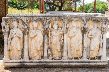 Afrodizyalıların Afrodit 'i (Afrodisias), yerel bir Anadolu, antik doğurganlık tanrıçasıyla aşk ve güzellik tanrıçası Helenik Afrodit' in özelliklerini birleştirmiştir. Geyre, Karacasu Aydın 