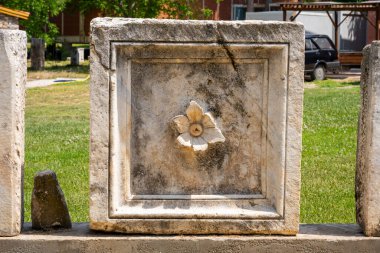 Afrodizyalıların Afrodit 'i (Afrodisias), yerel bir Anadolu, antik doğurganlık tanrıçasıyla aşk ve güzellik tanrıçası Helenik Afrodit' in özelliklerini birleştirmiştir. Geyre, Karacasu Aydın 