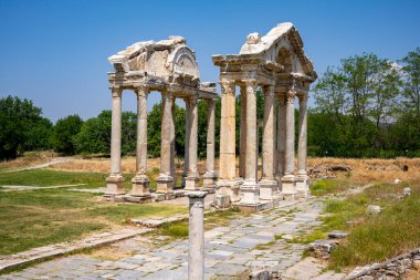 Afrodizyalıların Afrodit 'i (Afrodisias), yerel bir Anadolu, antik doğurganlık tanrıçasıyla aşk ve güzellik tanrıçası Helenik Afrodit' in özelliklerini birleştirmiştir. Geyre, Karacasu Aydın 