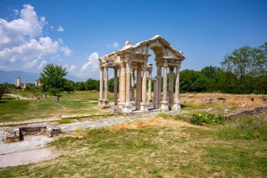Afrodizyalıların Afrodit 'i (Afrodisias), yerel bir Anadolu, antik doğurganlık tanrıçasıyla aşk ve güzellik tanrıçası Helenik Afrodit' in özelliklerini birleştirmiştir. Geyre, Karacasu Aydın 