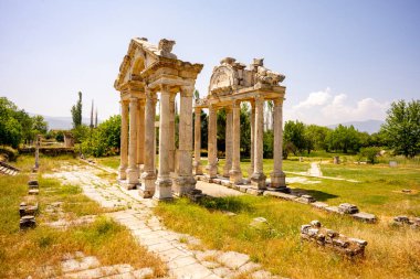 Afrodizyalıların Afrodit 'i (Afrodisias), yerel bir Anadolu, antik doğurganlık tanrıçasıyla aşk ve güzellik tanrıçası Helenik Afrodit' in özelliklerini birleştirmiştir. Geyre, Karacasu Aydın 