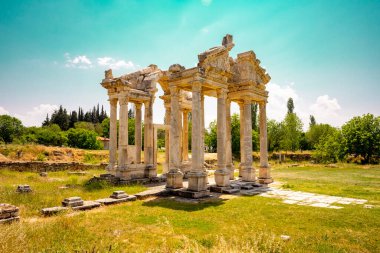 Afrodizyalıların Afrodit 'i (Afrodisias), yerel bir Anadolu, antik doğurganlık tanrıçasıyla aşk ve güzellik tanrıçası Helenik Afrodit' in özelliklerini birleştirmiştir. Geyre, Karacasu Aydın 