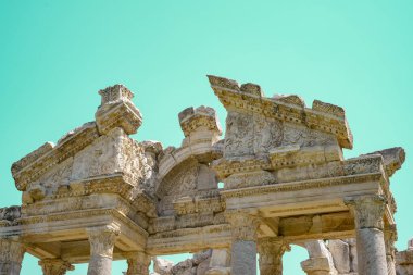 Afrodizyalıların Afrodit 'i (Afrodisias), yerel bir Anadolu, antik doğurganlık tanrıçasıyla aşk ve güzellik tanrıçası Helenik Afrodit' in özelliklerini birleştirmiştir. Geyre, Karacasu Aydın 