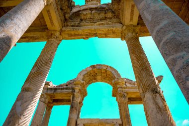 Afrodizyalıların Afrodit 'i (Afrodisias), yerel bir Anadolu, antik doğurganlık tanrıçasıyla aşk ve güzellik tanrıçası Helenik Afrodit' in özelliklerini birleştirmiştir. Geyre, Karacasu Aydın 