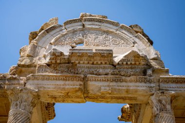 Afrodizyalıların Afrodit 'i (Afrodisias), yerel bir Anadolu, antik doğurganlık tanrıçasıyla aşk ve güzellik tanrıçası Helenik Afrodit' in özelliklerini birleştirmiştir. Geyre, Karacasu Aydın 