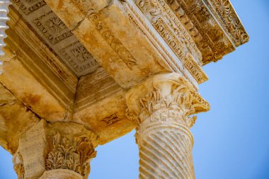 Afrodizyalıların Afrodit 'i (Afrodisias), yerel bir Anadolu, antik doğurganlık tanrıçasıyla aşk ve güzellik tanrıçası Helenik Afrodit' in özelliklerini birleştirmiştir. Geyre, Karacasu Aydın 