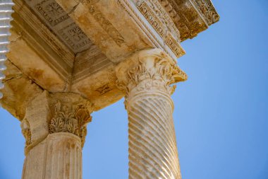 Afrodizyalıların Afrodit 'i (Afrodisias), yerel bir Anadolu, antik doğurganlık tanrıçasıyla aşk ve güzellik tanrıçası Helenik Afrodit' in özelliklerini birleştirmiştir. Geyre, Karacasu Aydın 
