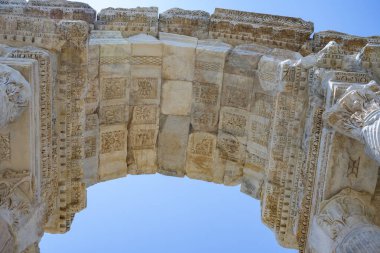 Afrodizyalıların Afrodit 'i (Afrodisias), yerel bir Anadolu, antik doğurganlık tanrıçasıyla aşk ve güzellik tanrıçası Helenik Afrodit' in özelliklerini birleştirmiştir. Geyre, Karacasu Aydın 