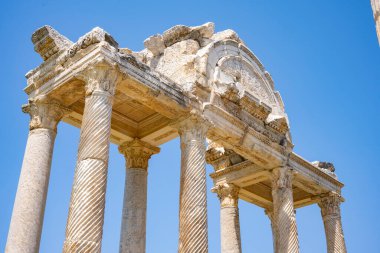 Afrodizyalıların Afrodit 'i (Afrodisias), yerel bir Anadolu, antik doğurganlık tanrıçasıyla aşk ve güzellik tanrıçası Helenik Afrodit' in özelliklerini birleştirmiştir. Geyre, Karacasu Aydın 