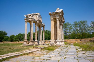 Afrodizyalıların Afrodit 'i (Afrodisias), yerel bir Anadolu, antik doğurganlık tanrıçasıyla aşk ve güzellik tanrıçası Helenik Afrodit' in özelliklerini birleştirmiştir. Geyre, Karacasu Aydın 