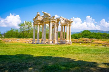 Afrodizyalıların Afrodit 'i (Afrodisias), yerel bir Anadolu, antik doğurganlık tanrıçasıyla aşk ve güzellik tanrıçası Helenik Afrodit' in özelliklerini birleştirmiştir. Geyre, Karacasu Aydın 