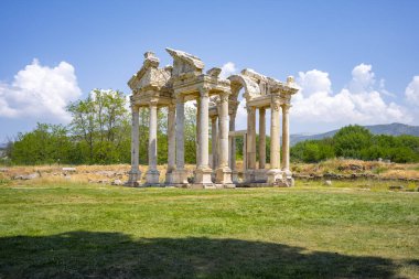 Afrodizyalıların Afrodit 'i (Afrodisias), yerel bir Anadolu, antik doğurganlık tanrıçasıyla aşk ve güzellik tanrıçası Helenik Afrodit' in özelliklerini birleştirmiştir. Geyre, Karacasu Aydın 