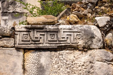Afrodizyalıların Afrodit 'i (Afrodisias), yerel bir Anadolu, antik doğurganlık tanrıçasıyla aşk ve güzellik tanrıçası Helenik Afrodit' in özelliklerini birleştirmiştir. Geyre, Karacasu Aydın 