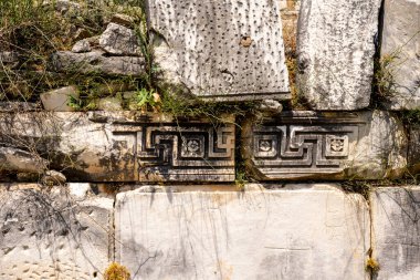 Afrodizyalıların Afrodit 'i (Afrodisias), yerel bir Anadolu, antik doğurganlık tanrıçasıyla aşk ve güzellik tanrıçası Helenik Afrodit' in özelliklerini birleştirmiştir. Geyre, Karacasu Aydın 
