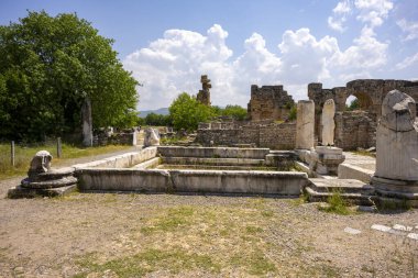 Afrodizyalıların Afrodit 'i (Afrodisias), yerel bir Anadolu, antik doğurganlık tanrıçasıyla aşk ve güzellik tanrıçası Helenik Afrodit' in özelliklerini birleştirmiştir. Geyre, Karacasu Aydın 
