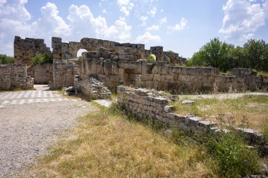 Afrodizyalıların Afrodit 'i (Afrodisias), yerel bir Anadolu, antik doğurganlık tanrıçasıyla aşk ve güzellik tanrıçası Helenik Afrodit' in özelliklerini birleştirmiştir. Geyre, Karacasu Aydın 