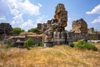 Afrodizyalıların Afrodit 'i (Afrodisias), yerel bir Anadolu, antik doğurganlık tanrıçasıyla aşk ve güzellik tanrıçası Helenik Afrodit' in özelliklerini birleştirmiştir. Geyre, Karacasu Aydın 