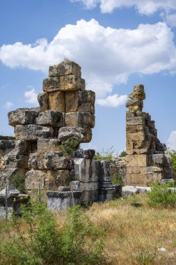 Afrodizyalıların Afrodit 'i (Afrodisias), yerel bir Anadolu, antik doğurganlık tanrıçasıyla aşk ve güzellik tanrıçası Helenik Afrodit' in özelliklerini birleştirmiştir. Geyre, Karacasu Aydın 