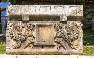 Afrodizyalıların Afrodit 'i (Afrodisias), yerel bir Anadolu, antik doğurganlık tanrıçasıyla aşk ve güzellik tanrıçası Helenik Afrodit' in özelliklerini birleştirmiştir. Geyre, Karacasu Aydın 