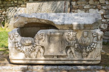 Afrodizyalıların Afrodit 'i (Afrodisias), yerel bir Anadolu, antik doğurganlık tanrıçasıyla aşk ve güzellik tanrıçası Helenik Afrodit' in özelliklerini birleştirmiştir. Geyre, Karacasu Aydın 